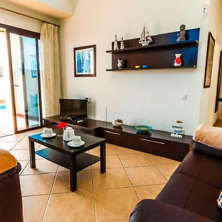 3-bed On Private Complex With Tennis Court بلايا بلانكا