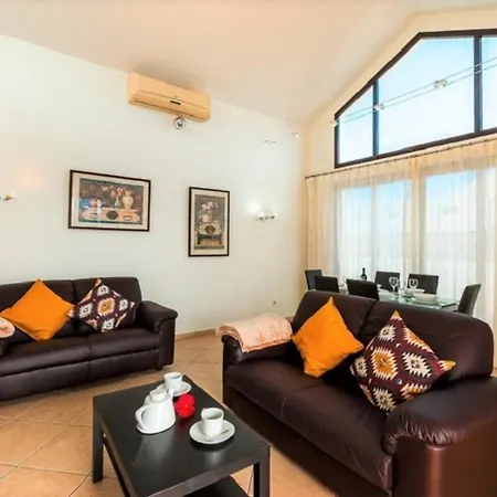3-bed On Private Complex With Tennis Court فيلة بلايا بلانكا
